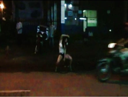 “Chân dài” nhảy khiêu dâm giữa phố để bán “kẹo”?